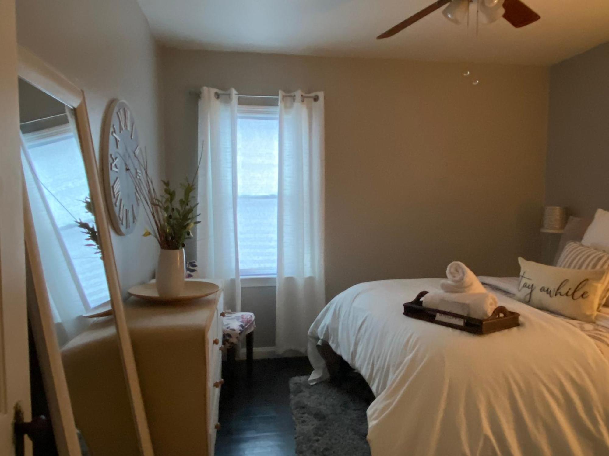 Cozy, 1St Floor Apartment 2Bdrms Plus Semi Private Room With Futon Pets With Fee Family Friendly Close To Everything 克里夫兰 外观 照片